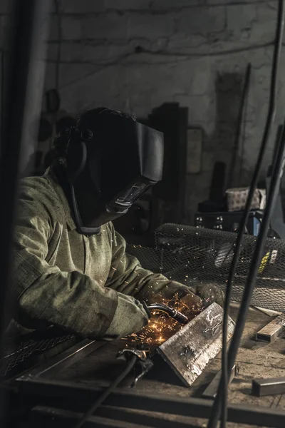 车间焊接火炬防护工作中焊工的侧面看法 — 图库照片