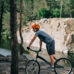 Junger Trial-Biker am Waldsee unterwegs Junger Trial-Biker am Waldsee unterwegs