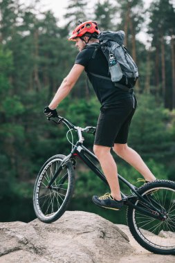 yakışıklı deneme motosiklet üzerinde rock açık havada Dengeleme