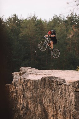deneme motosiklet bisiklet üzerinde kayalık tepeden açık havada atlama