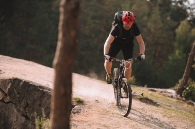 deneme motosiklet üzerinde kayalık clifff açık havada sürme