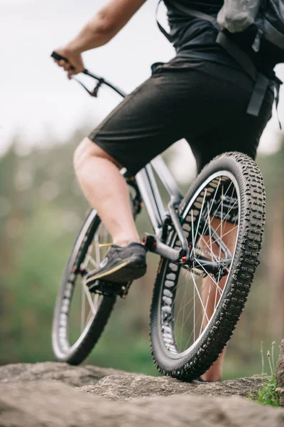 Przycięte Strzał Próbny Biker Stojąc Rock Zewnątrz — Zdjęcie stockowe