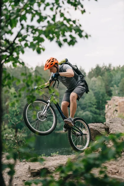 Jonge Proef Biker Stunt Buitenshuis Tegenover Bos Meer Uitvoeren — Stockfoto