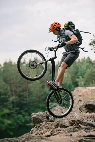 Extreme Proef Biker Staande Het Achterwiel Rotsachtige Klif — Stockfoto