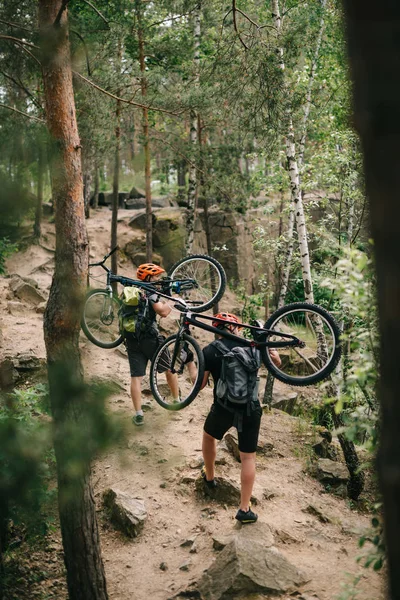 Mladí Motorkáři Zkušební Nošení Kola Zádech Lese Jít Kopce — Stock fotografie