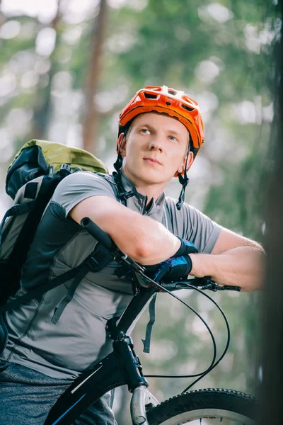 Unga Rättegång Biker Avkopplande Och Tittar Bort Utomhus — Stockfoto