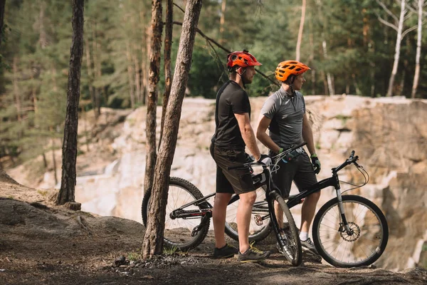 Unga Rättegång Cyklister Står Cliff Med Cyklar Och Tittar Bort — Stockfoto