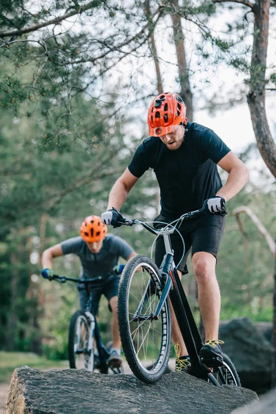 Young Trial Bikers Performing Stunts Boulders — Free Stock Photo