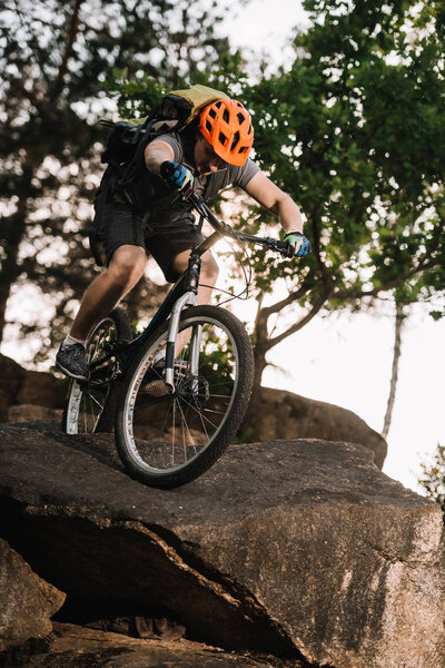вид снизу экстремальных испытаний велосипедист езда на скалах на открытом воздухе
