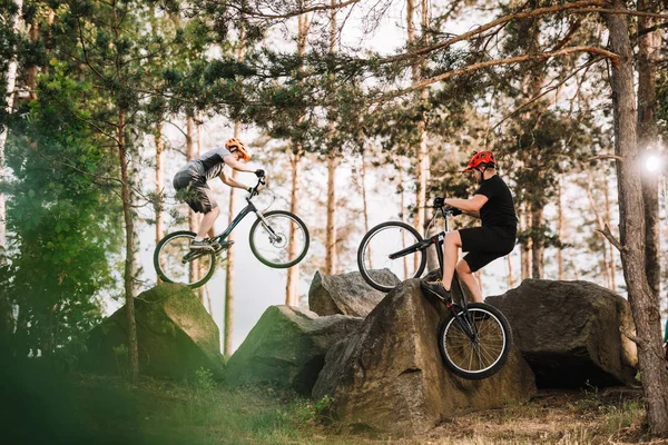 Trial Biker Führen Stunts Auf Felsen Freien Vor — Stockfoto