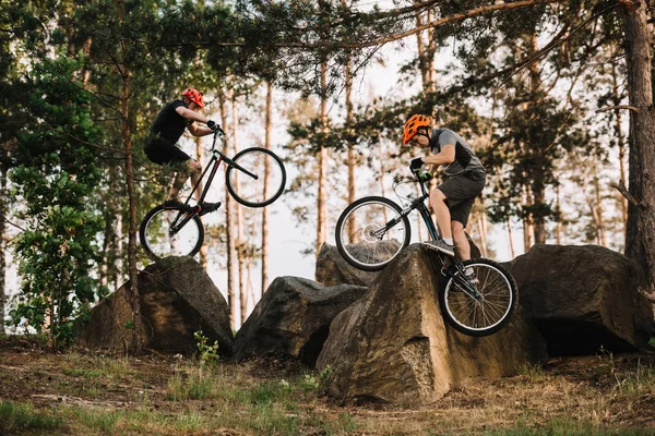 Extreme Trial Bikers Uitvoeren Van Stunts Rotsen Buitenshuis — Stockfoto