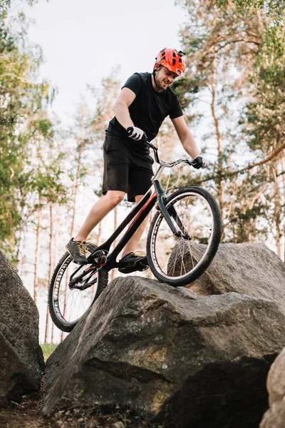 Vista Inferior Del Joven Ciclista Trial Balanceándose Roca Aire Libre — Foto de Stock