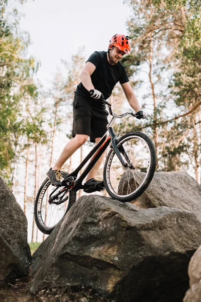 Vue Bas Jeune Trial Motard Équilibrage Sur Roche Extérieur — Photo