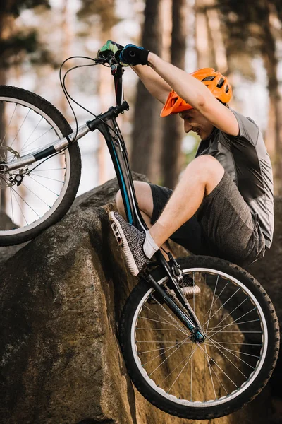 Jovem Motociclista Julgamento Escalada Rocha Com Bicicleta Livre — Fotografia de Stock