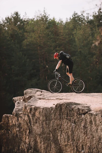 Side View Trial Biker Balancing Rocky Cliff Outdoors — Free Stock Photo