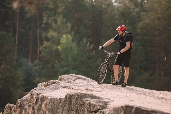 Νεαρός Δοκιμή Ποδηλάτης Έλεγχοι Στέκεται Βραχώδη Πλαγιά Εξωτερικούς Χώρους Και — Φωτογραφία Αρχείου