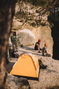 kamp çadır ile kayalık uçurum üzerinde deneme bisikletçileri rahatlatıcı yüksek açılı görünüş