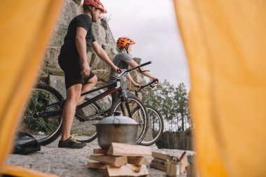 atletik deneme bisikletçileri görünümünü üzerinde kayalık uçurum açık havada kamp çadırı
