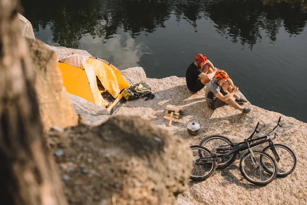 Vista Ángulo Alto Ciclistas Prueba Activos Comiendo Comida Enlatada Acampada — Foto de Stock