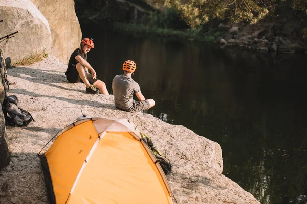 kamp çadır ile kayalık uçurum üzerinde deneme bisikletçileri rahatlatıcı genç yüksek açılı görünüş