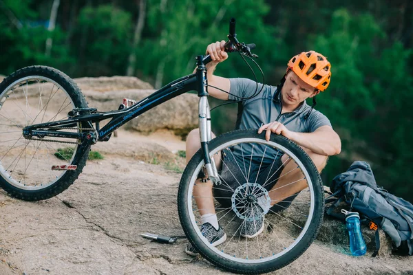 屋外自転車に若いのトライアル バイク ホイールを取り付ける — ストック写真