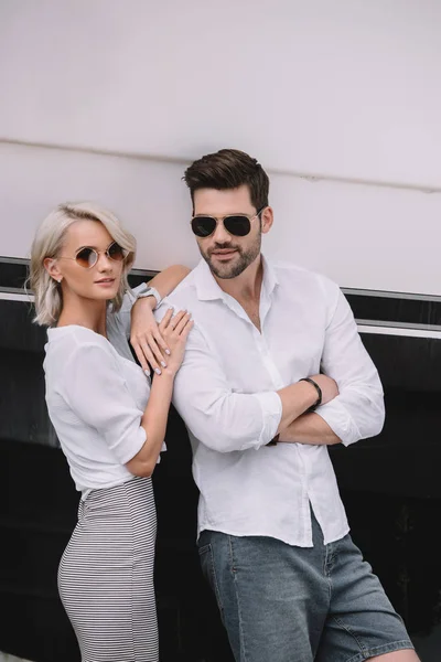 Belo Elegante Jovem Casal Óculos Sol Sorrindo Para Câmera Iate — Fotografia de Stock