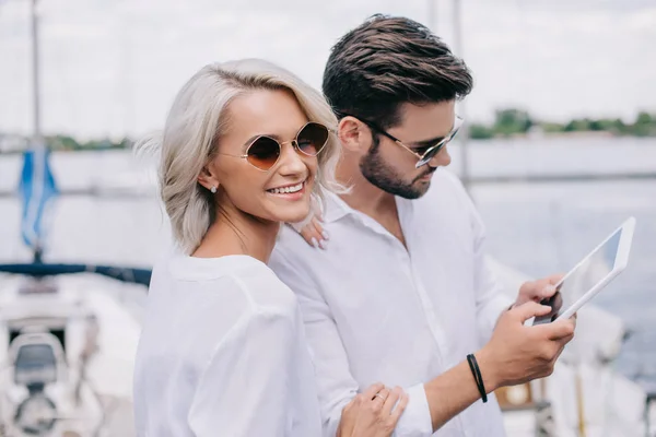 Güzel Gülümseyen Genç Çift Güneş Gözlüğü Yatta Dijital Tablet Kullanma — Stok fotoğraf