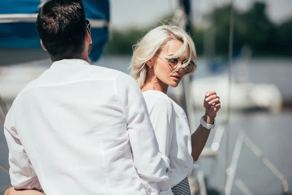 Vacker Elegant Unga Par Spendera Tid Tillsammans Yacht — Stockfoto