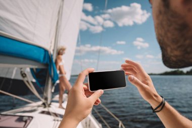Smartphone'da yatta fotoğrafını sevgilisi adamın resim kırpılmış 