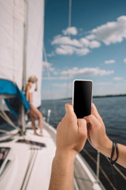 Smartphone'da yatta fotoğrafını sevgilisi adamın resim kırpılmış 