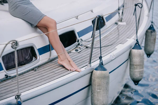 Обрезанный Снимок Молодой Босиком Женщины Сидящей Яхте — стоковое фото