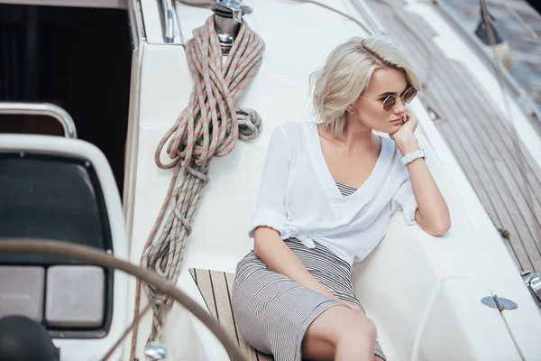 サングラス ヨットの上で座っていると よそ見で物思いにふけるブロンドの女の子のハイアングル — ストック写真