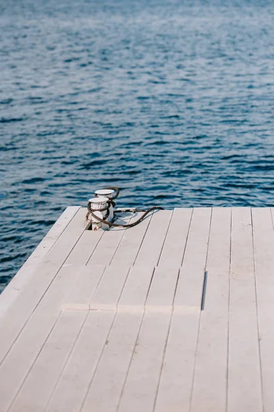 木製の桟橋が空と夏の日で青い水 — ストック写真