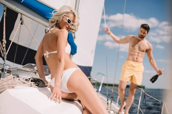 Szelektív Összpontosít Vonzó Fiatal Bikini Barátja Mögött Üveg Pezsgővel Yacht — Stock Fotó