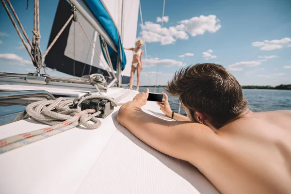 Selective Focus Man Taking Picture Girlfriend Smartphone Yacht — Stock Photo, Image