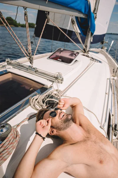 Sonriente Hombre Musculoso Sin Camisa Gafas Sol Tomando Sol Yate —  Fotos de Stock