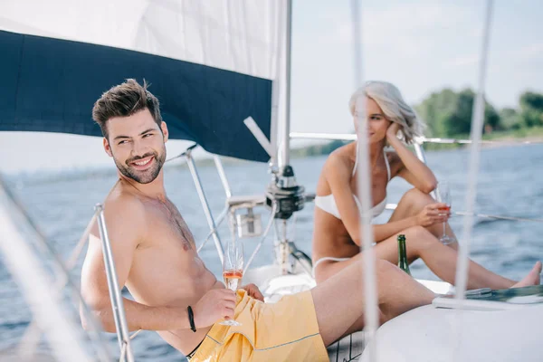 Sonriente Pareja Traje Baño Relajante Con Copas Champán Yate —  Fotos de Stock