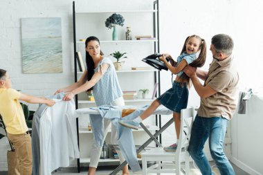 Anne evde asi çocuğu sakinleştirici