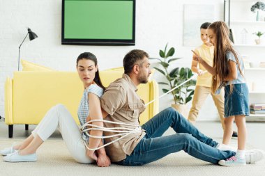 Çocuklar ebeveynleri ip ile evde, ebeveynlik kavramı yere bağlama