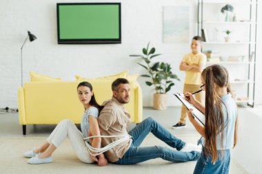 oturan Anne katta ve kızı evde panoya yazma ile ip bağladılar 