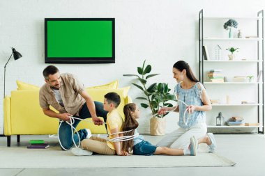 Anne kızı ve oğlu evde ip ile bağlama