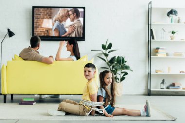 tarassut film ve oturan çocuk anne ip ile katta evde bağladılar.
