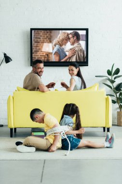 mutlu anne şampanya ve oturan çocuk ile dinlenme ip ile katta evde bağladılar.