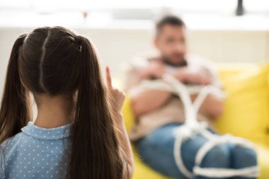 Baba evde bir parmak kadar gösterilen kızı arkadan görünüm bağlı
