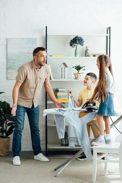 Fadern Visar Axelryckning Gest Till Kids Brände Skjorta Med Järn — Stockfoto