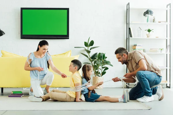 Çocuklar evde iple bağlama ailesi