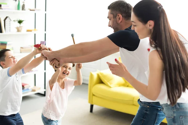 Pais Felizes Crianças Desobedientes Brincando Casa — Fotografia de Stock