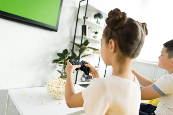 Pre Adolescente Kinderen Afspelen Van Video Game Thuis — Stockfoto