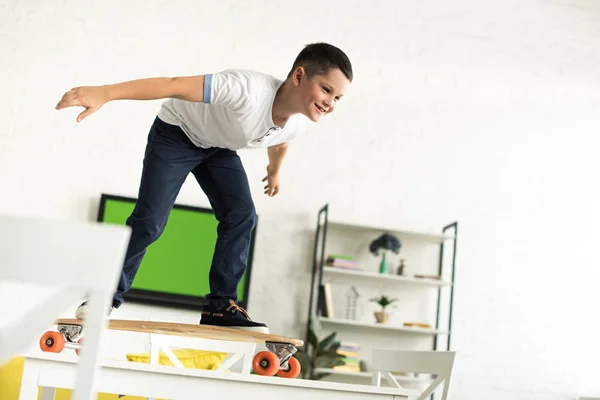 Sorrindo Menino Pré Adolescente Skate Mesa Casa — Fotografia de Stock