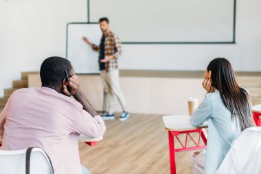 yakışıklı genç öğretmen Üniversitesi'nde öğrenci grubu için sunu yapma
